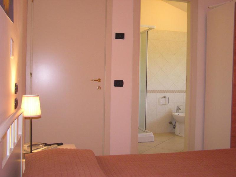 Albergo Le 2 Rose Сан-Северино-Марке Номер фото